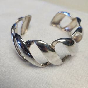 Elegant Silver Women's Bracelet